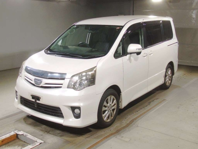 TOYOTA NOAH 2010
