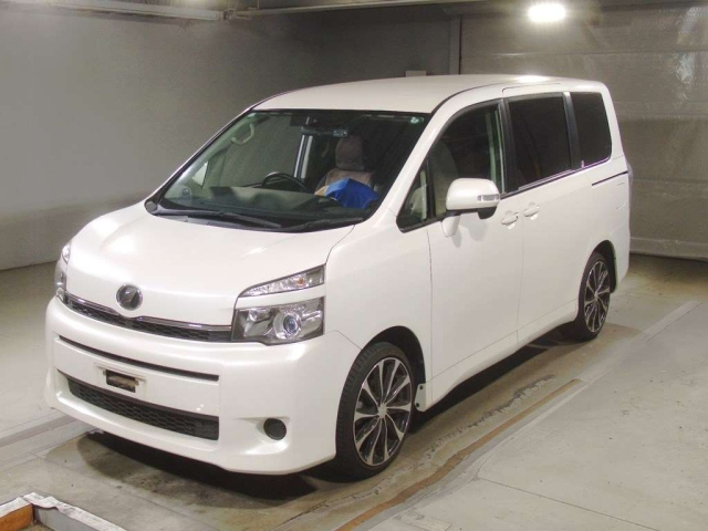 TOYOTA VOXY 2013