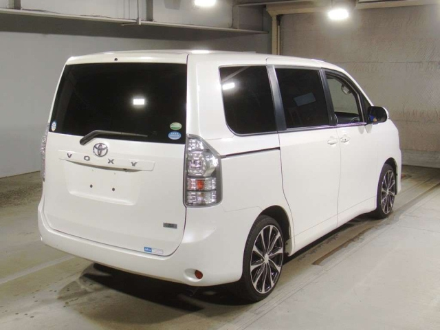 TOYOTA VOXY 2013