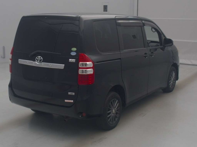 TOYOTA NOAH 2012