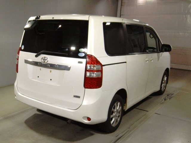 TOYOTA NOAH 2012