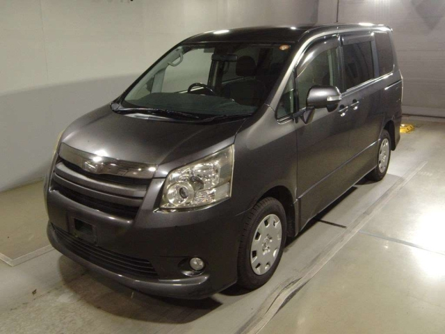 TOYOTA NOAH 2009