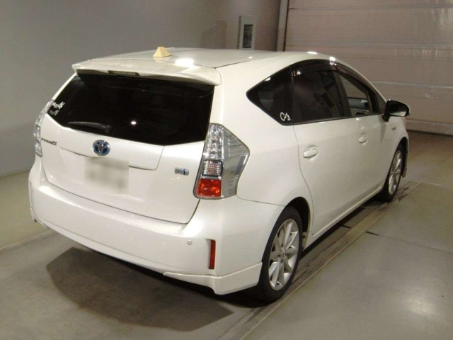 TOYOTA PRIUS ALPHA 2011