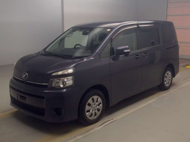TOYOTA VOXY 2013