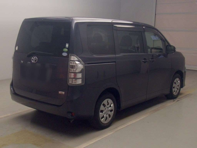 TOYOTA VOXY 2013