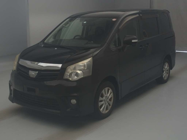 TOYOTA NOAH 2010