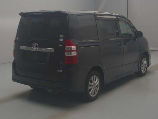 TOYOTA NOAH 2010