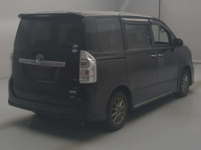 TOYOTA VOXY 2013