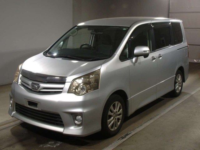 TOYOTA NOAH 2011