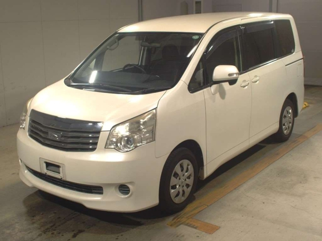 TOYOTA NOAH 2013