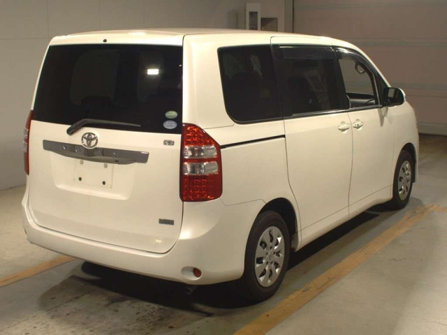 TOYOTA NOAH 2013