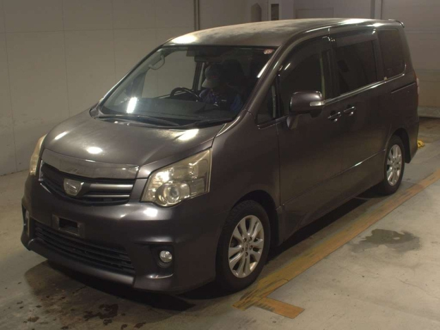 TOYOTA NOAH 2010