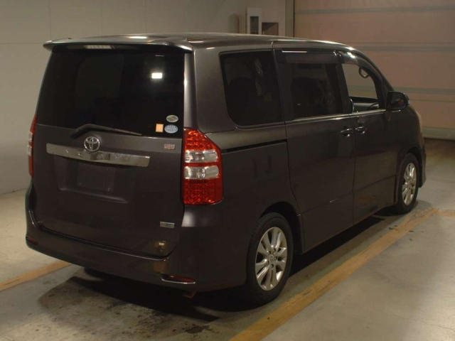 TOYOTA NOAH 2010