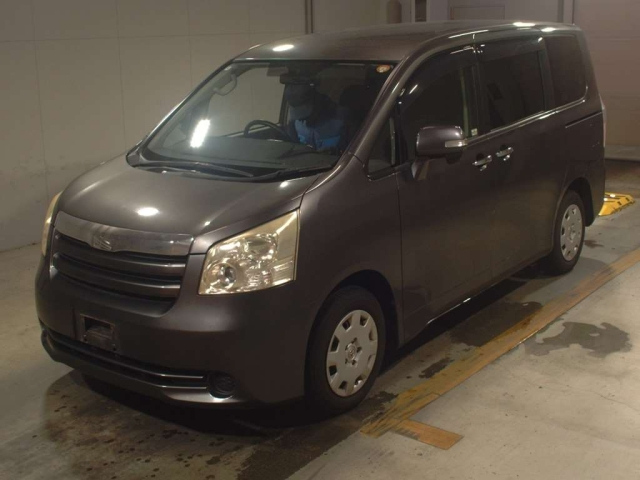 TOYOTA NOAH 2010