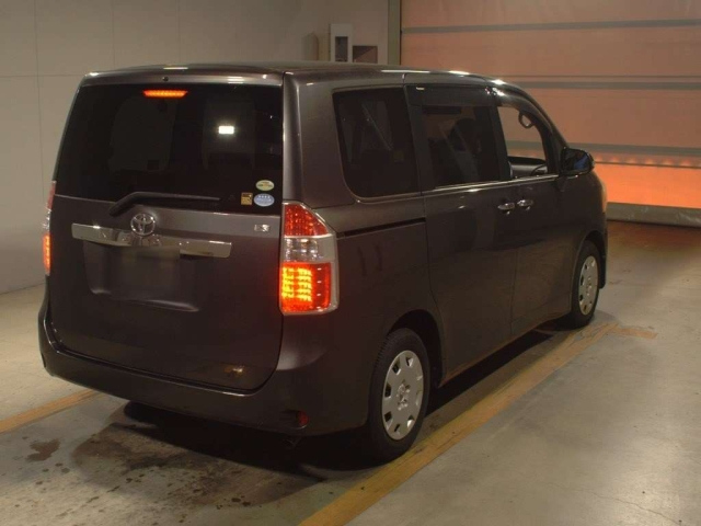 TOYOTA NOAH 2010