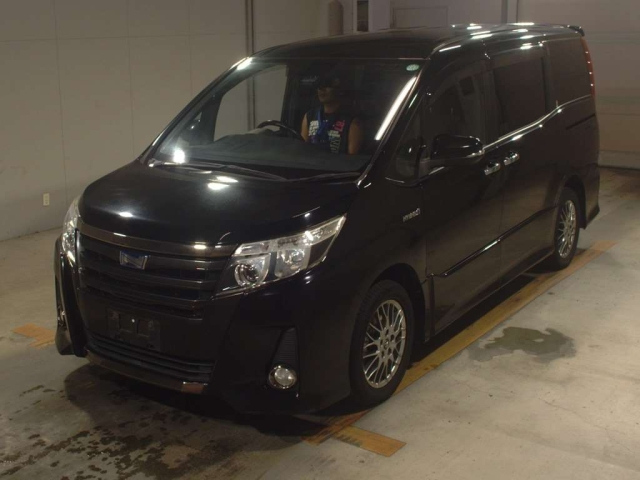 TOYOTA NOAH 2017