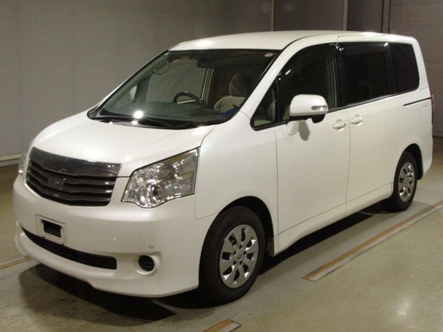TOYOTA NOAH 2010
