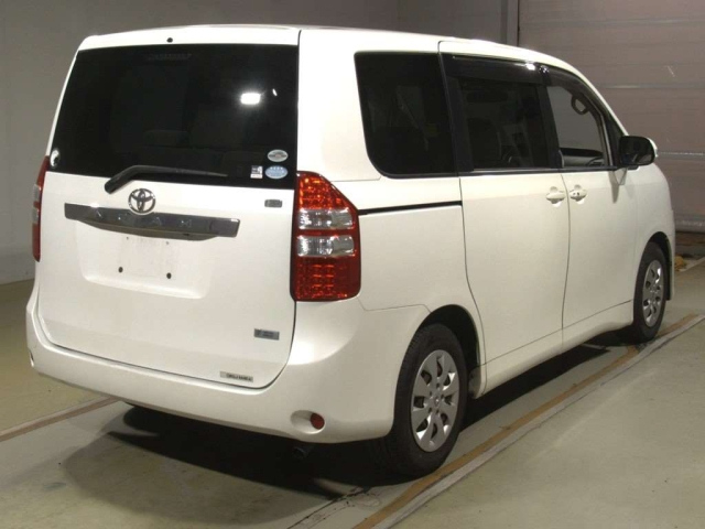 TOYOTA NOAH 2010
