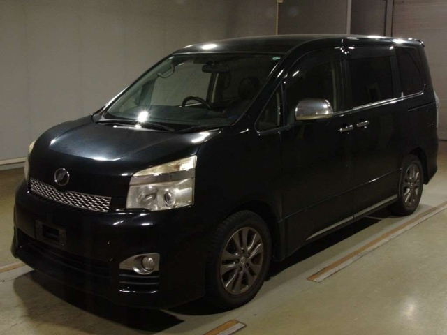TOYOTA VOXY 2013