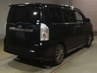 TOYOTA VOXY 2013