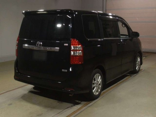 TOYOTA NOAH 2011