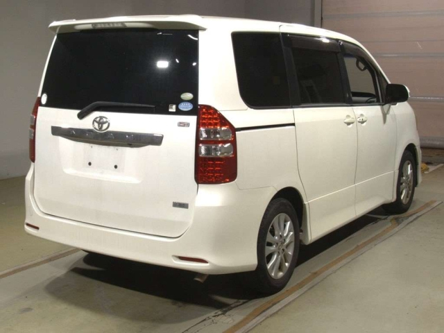 TOYOTA NOAH 2010