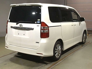 TOYOTA NOAH 2010