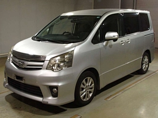 TOYOTA NOAH 2013