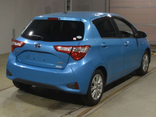 TOYOTA VITZ 2017