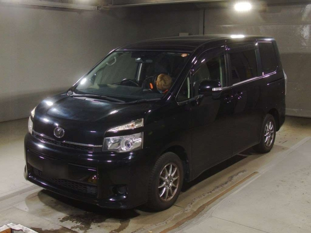 TOYOTA VOXY 2013