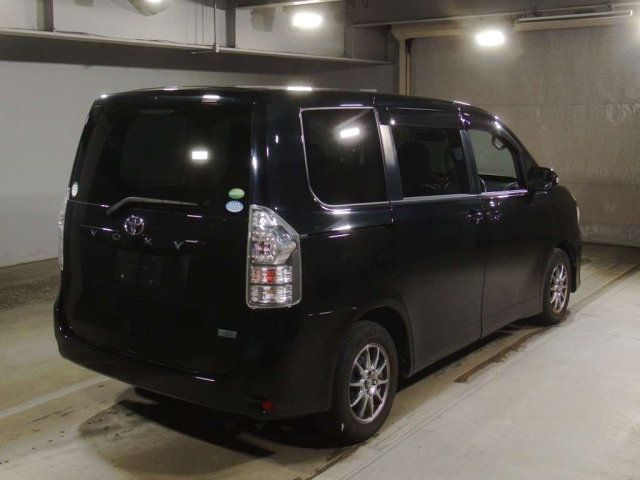 TOYOTA VOXY 2013