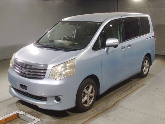 TOYOTA NOAH 2011