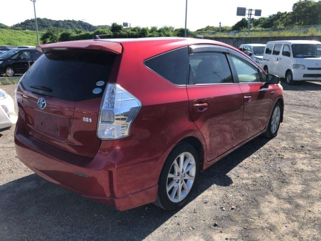 TOYOTA PRIUS ALPHA 2011