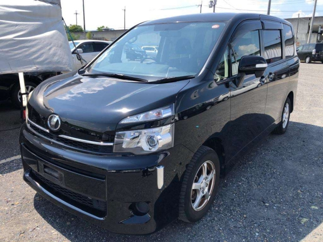 TOYOTA VOXY 2012