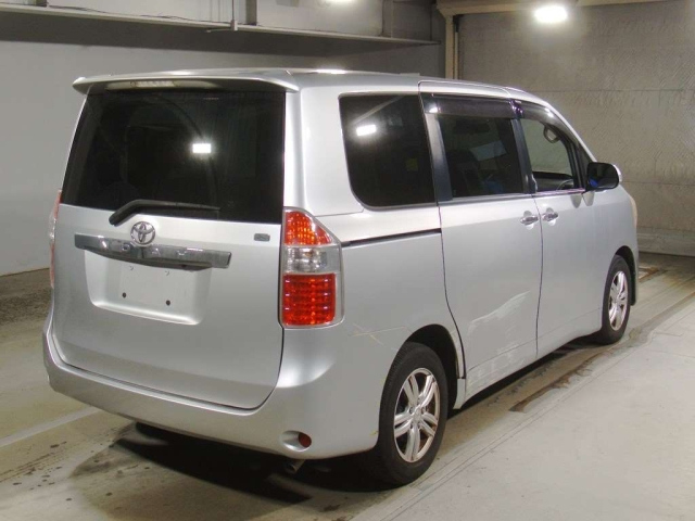 TOYOTA NOAH 2009