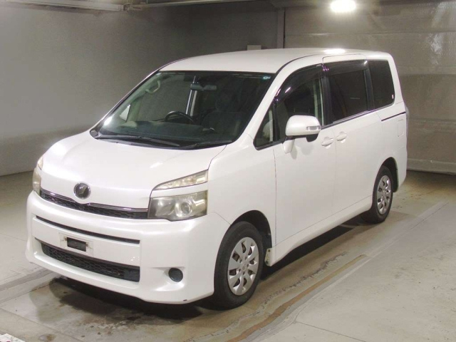 TOYOTA VOXY 2013