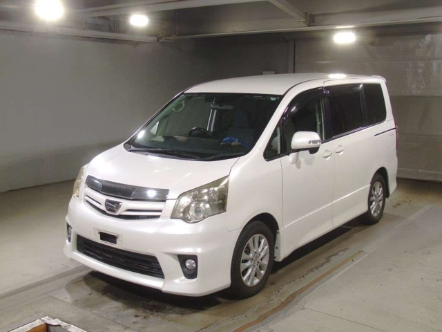 TOYOTA NOAH 2011