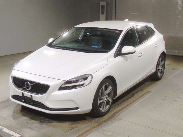 VOLVO V40 2016