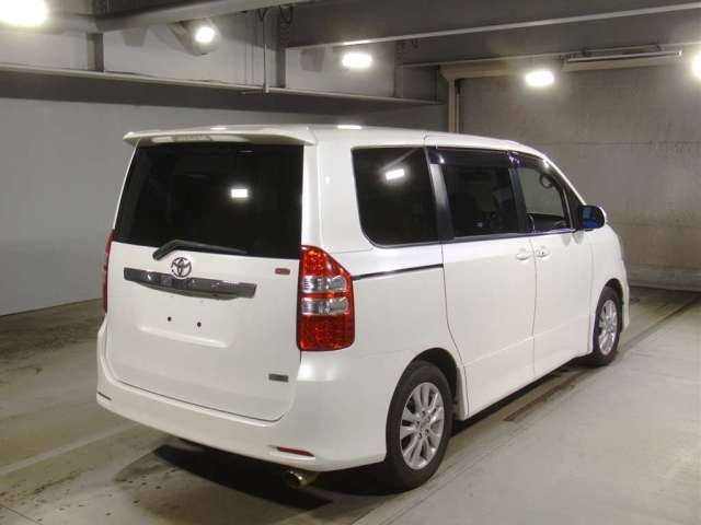 TOYOTA NOAH 2011