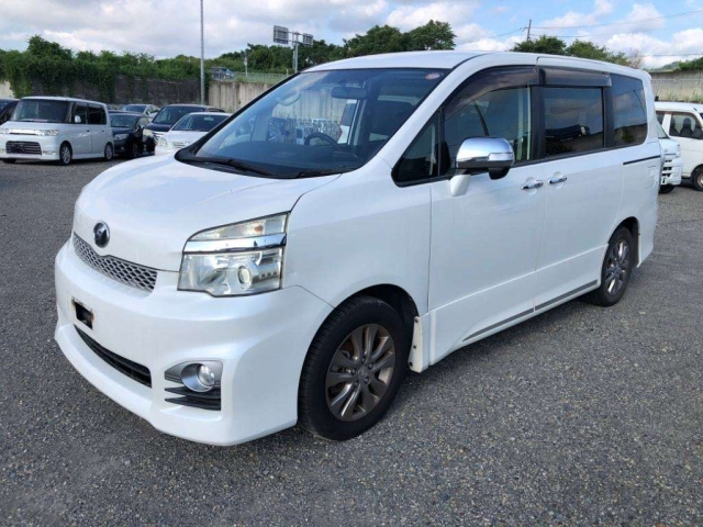 TOYOTA VOXY 2013