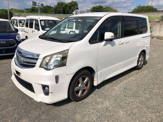 TOYOTA NOAH 2010