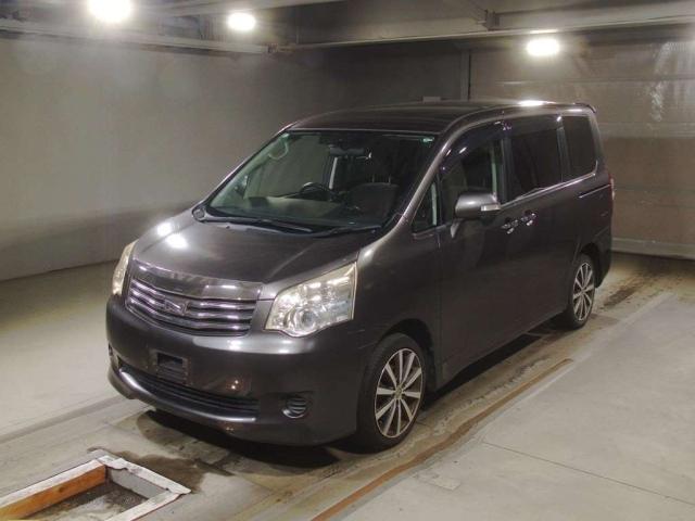 TOYOTA NOAH 2011