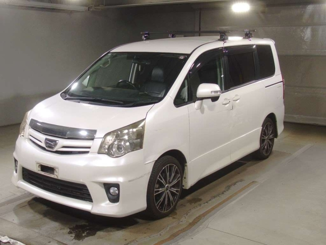 TOYOTA NOAH 2010