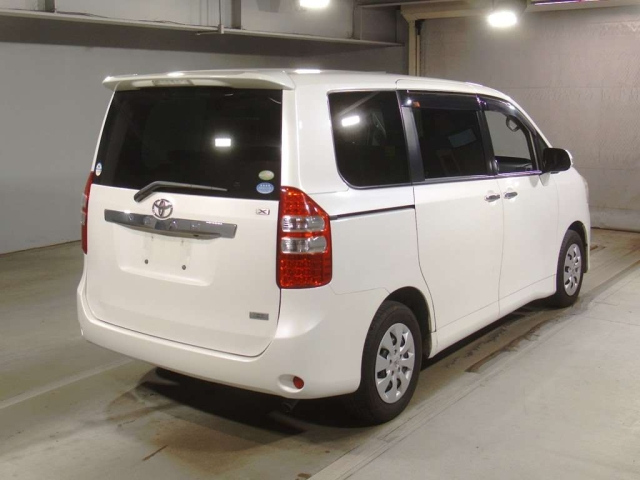 TOYOTA NOAH 2011