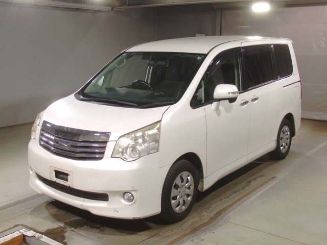 TOYOTA NOAH 2011