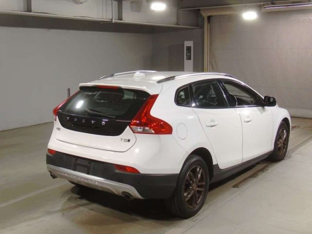 VOLVO V40 2016