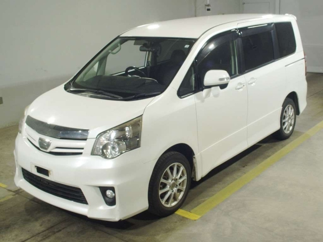 TOYOTA NOAH 2010