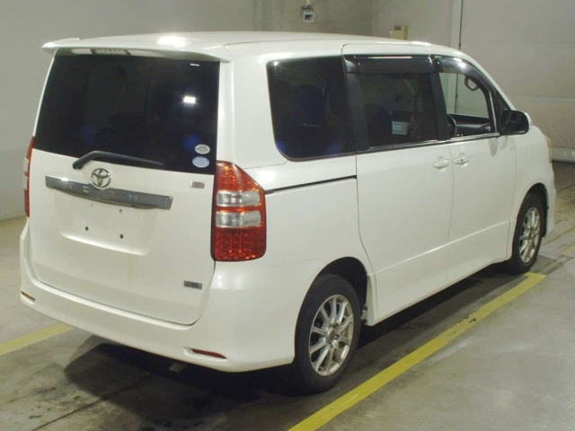 TOYOTA NOAH 2010