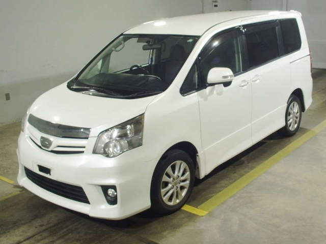 TOYOTA NOAH 2010