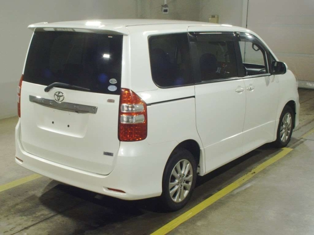 TOYOTA NOAH 2010